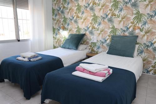 Sunny 3 bedroom sleeps 5 Walking distance beach transport restaurants and supermarkets Torreblanca Fuengirola