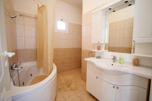 Kúpeľňa v ubytovaní Villa Neptune Sami by Villa Plus
