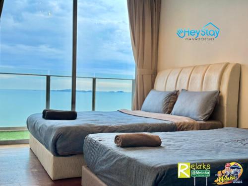 Cama o camas de una habitación en Silver Scape Residence Melaka Raya By Heystay Management