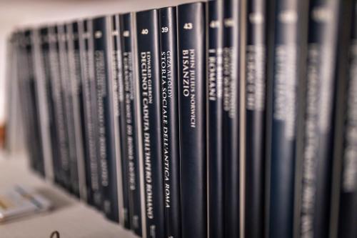 a row of books sitting on a shelf at Tosti 79 in Formia