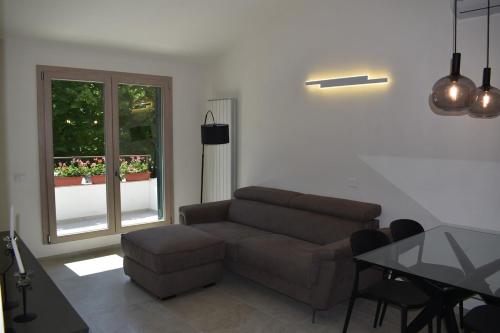 a living room with a couch and a table at Casa con vista sul Duomo, 400 m da Piazza del Campo in Siena