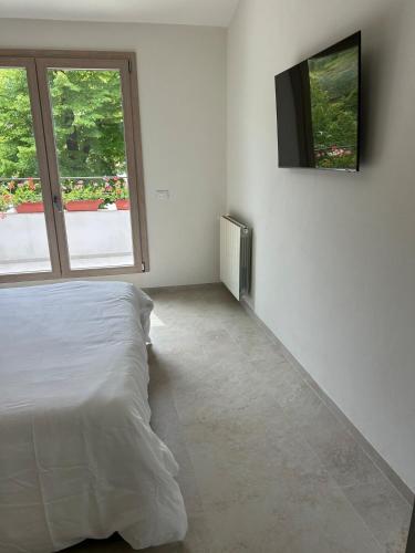 a bedroom with a bed and a television on a wall at Casa con vista sul Duomo, 400 m da Piazza del Campo in Siena