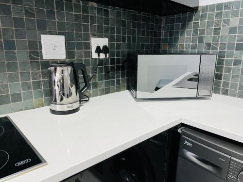 LUXURY STAY Apartment CBD 77的厨房或小厨房