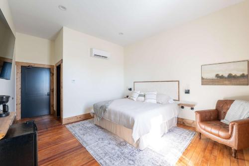 Un dormitorio con una cama, un sofá y una silla. en Courtyard King - Room 3, en Versailles