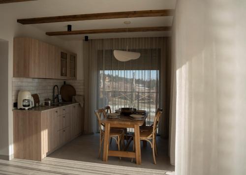 a kitchen with a table and chairs in a kitchen at Gorczański Lux Chalet in Szlembark