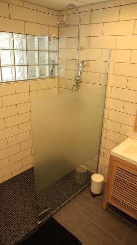 une cabine de douche dans une salle de bain avec toilettes dans l'établissement Villa Benestar, à Saint-Laurent-la-Vernède