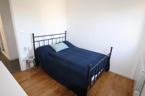 une chambre avec un lit avec une couverture bleue dans l'établissement Villa Benestar, à Saint-Laurent-la-Vernède