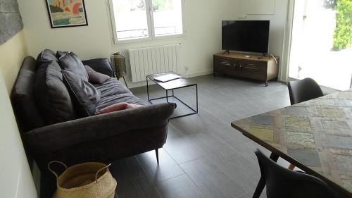 un salon avec un canapé et une table dans l'établissement Villa Benestar, à Saint-Laurent-la-Vernède