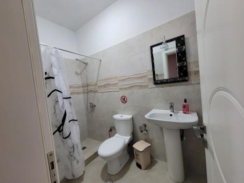 コルチャにあるHouse Rooms Korceのトイレと洗面台を備えた白いバスルーム