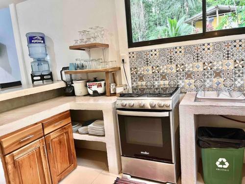 Η κουζίνα ή μικρή κουζίνα στο Kays Jungle beach House
