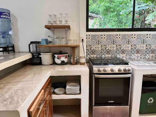 Η κουζίνα ή μικρή κουζίνα στο Kays Jungle beach House