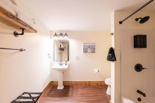 un bagno con lavandino e WC di Cozy Corner - Room 5 a Versailles