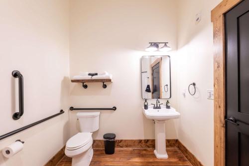 un baño con inodoro y lavabo en ADA Suite - Room 6, en Versailles