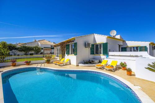 Villa Pinheiro Oura by Villa Plus