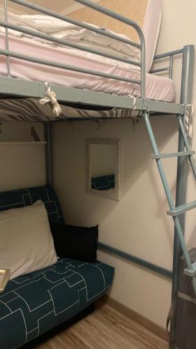 Ce lit superposé se trouve dans un dortoir doté de lits superposés. dans l'établissement Le Modern & Mountain 2 étoiles, à Saint-Lary-Soulan