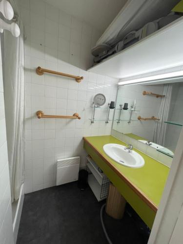 une salle de bain avec un lavabo et un miroir dans l'établissement Le Modern & Mountain 2 étoiles, à Saint-Lary-Soulan