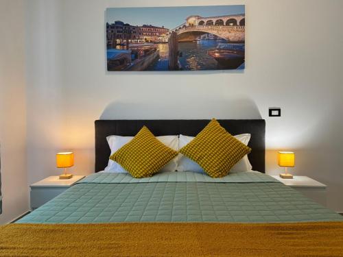 a bedroom with a green bed with two lamps at United Apartment in Venice