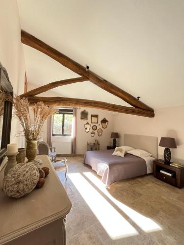 une chambre avec un lit et une table dans une pièce dans l'établissement Le balcon du fêtre (Maria & Jean Louis Chapuy), à Chiroubles