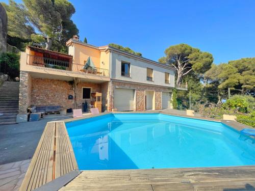 une villa avec piscine devant une maison dans l'établissement Panoramic View Villa Swimming Pool, à Beausoleil