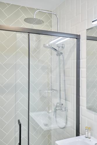 a bathroom with a shower and a sink at Acogedor apartamento en La Molina con vistas in La Molina