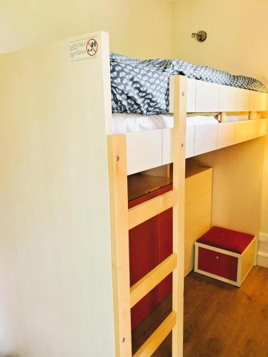 un lit superposé dans une petite pièce avec une échelle dans l'établissement Résidence Les Parcs de Grimaud - maeva Home - Studio vue mer 4 personnes - Sélection MAE-3243, à Grimaud