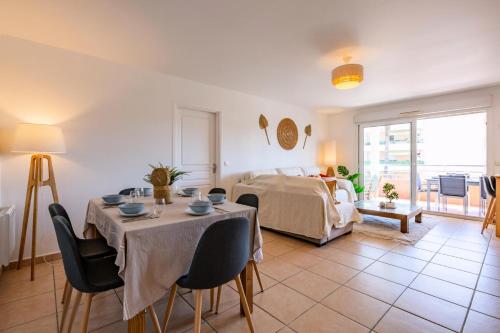 une chambre avec un lit, une table et des chaises dans l'établissement Résidence Le Panama - maeva Home - Appartement avec terrasse 3 pièces 6 personnes - Exclusive - super Home MAE-1023, à Fréjus