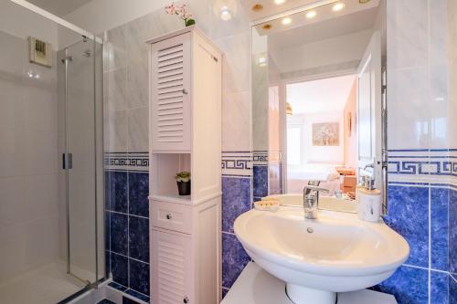 une salle de bain avec un lavabo et une douche dans l'établissement Résidence Le Panama - maeva Home - Appartement avec terrasse 3 pièces 6 personnes - Exclusive - super Home MAE-1023, à Fréjus
