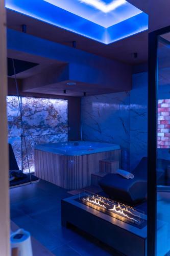 a living room with an aquarium with a fireplace at Hotel St. Giorgio in Castel San Giorgio