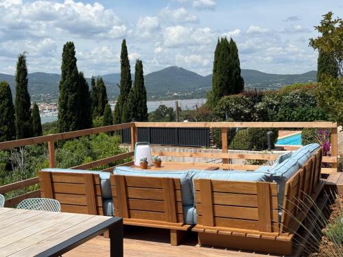 a patio with a table and chairs on a deck at Maison Caroline - Villa 10 personnes avec piscine à 5km de Saint Tropez in Saint-Tropez