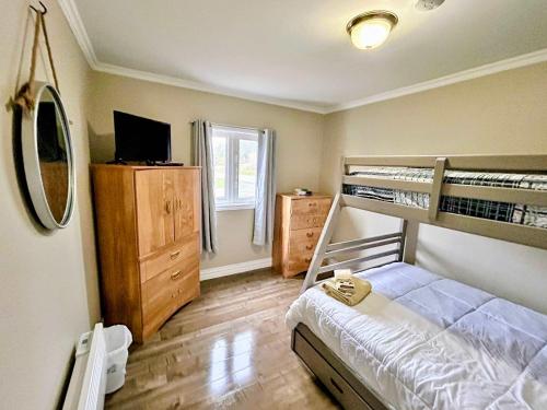 Un pat sau paturi într-o cameră la Look Sea Cottage