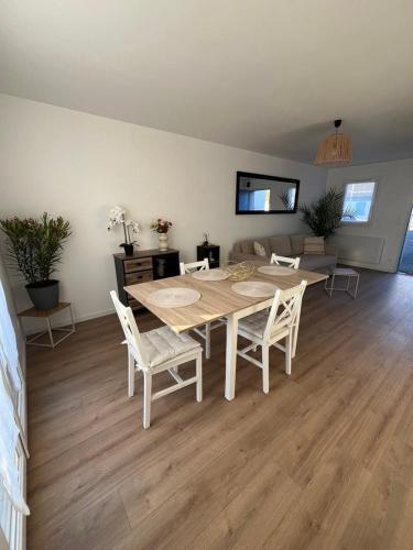 une table à manger et des chaises dans un salon dans l'établissement Location maison Audierne, à Audierne