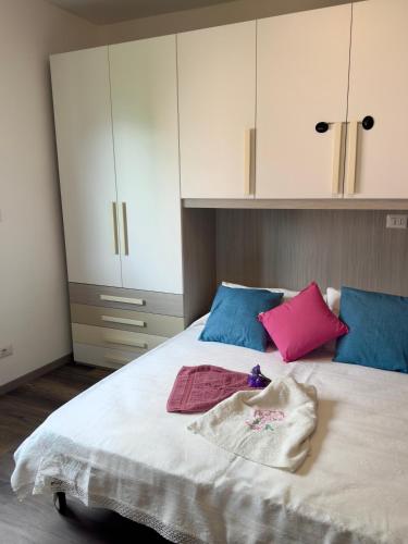 Katil atau katil-katil dalam bilik di Casa Perla dei Laghi - Lake View, BBQ, WiFi 1Gb & AirCond