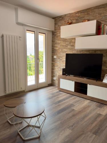 Televisyen dan/atau pusat hiburan di Casa Perla dei Laghi - Lake View, BBQ, WiFi 1Gb & AirCond