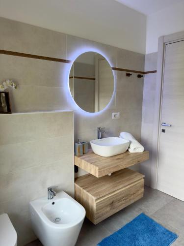 Bilik mandi di Casa Perla dei Laghi - Lake View, BBQ, WiFi 1Gb & AirCond