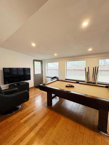 Spacious 4BR w Fenced Yardにあるテレビまたはエンターテインメントセンター