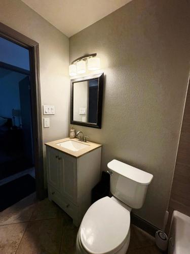 Spacious 4BR w Fenced Yardにあるバスルーム