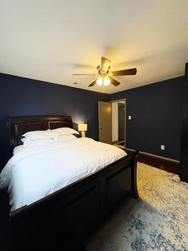 Spacious 4BR w Fenced Yardにあるベッド