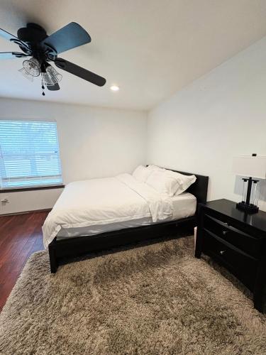 Spacious 4BR w Fenced Yardにあるベッド