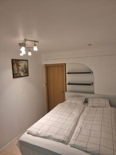 una camera da letto con un grande letto bianco di cozy apartment a Reykjavik