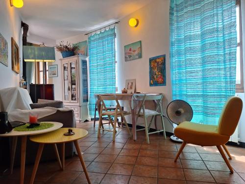 a living room with a table and chairs at La Casa delle Meraviglie in Prela'