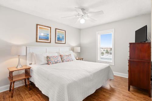 Postel nebo postele na pokoji v ubytování Sandpiper 301