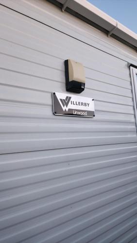 a sign on the side of a garage at Citadin Solay in Chestfield
