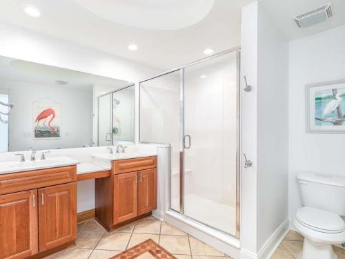 La salle de bains est pourvue d'une douche, de 2 lavabos et de toilettes. dans l'établissement Ocean Song 333, à Tybee Island