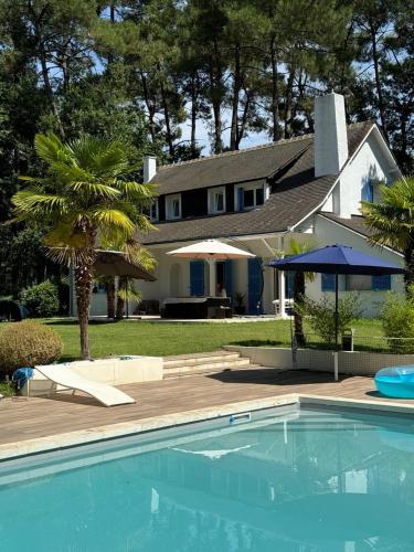 une maison avec une piscine devant une maison dans l'établissement Villa close to Le Mans 24h with Swimming pool and parking, à La Celle-sous-Gouzon