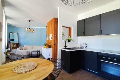 Il comprend une cuisine et un salon avec une table. dans l'établissement Bright 45m near the Jardin Public, à Bordeaux