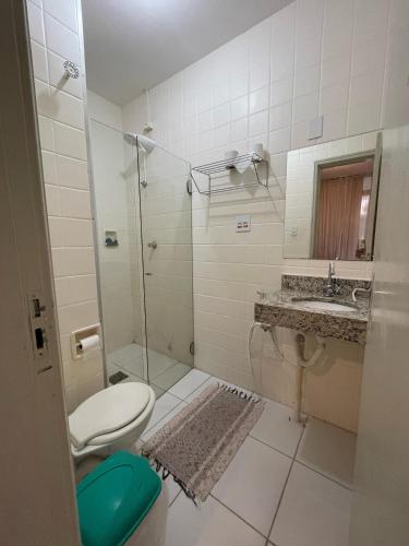 a bathroom with a toilet and a shower and a sink at UDI Hostel Hospedaria in Uberlândia