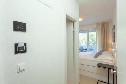 a hospital room with a bed and a window at Sunset Split Rooms in Podstrana