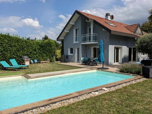 Villa, close to lake, pool, enclosed garden, quiet