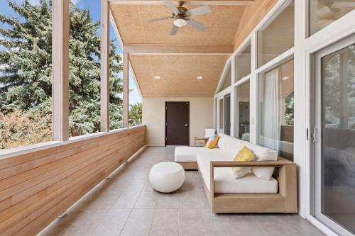 a screened porch with a couch and a ceiling fan at 1010 Rosehill Dr in Boulder