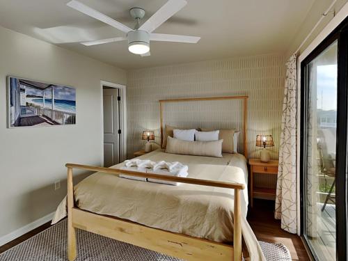 une chambre avec un lit et un ventilateur de plafond dans l'établissement Lighthouse Point 7C, à Tybee Island